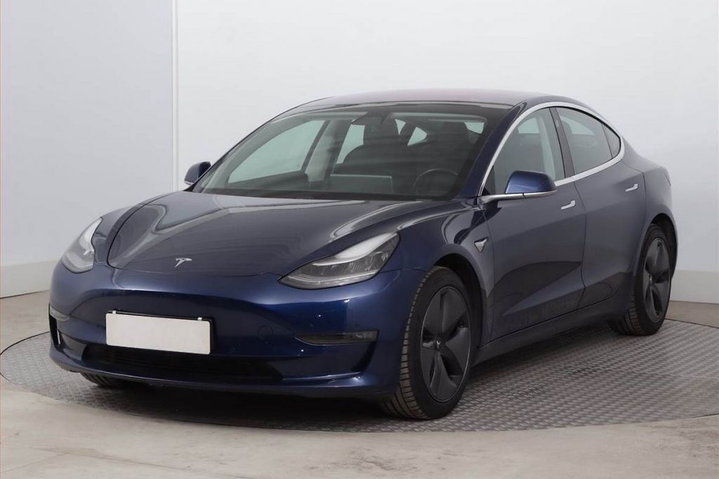 Tesla má na TipCars šestkrát víc ojetin než před dvěma lety
