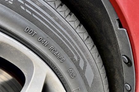 Průzkum potvrzuje, že čeští řidiči vědí, že způsob skladování pneumatik je důležitější než datum výroby